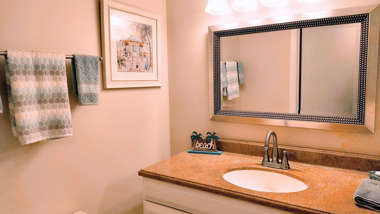 For Sale: $112,500 (1 beds, 1 baths, 880 Square Feet)