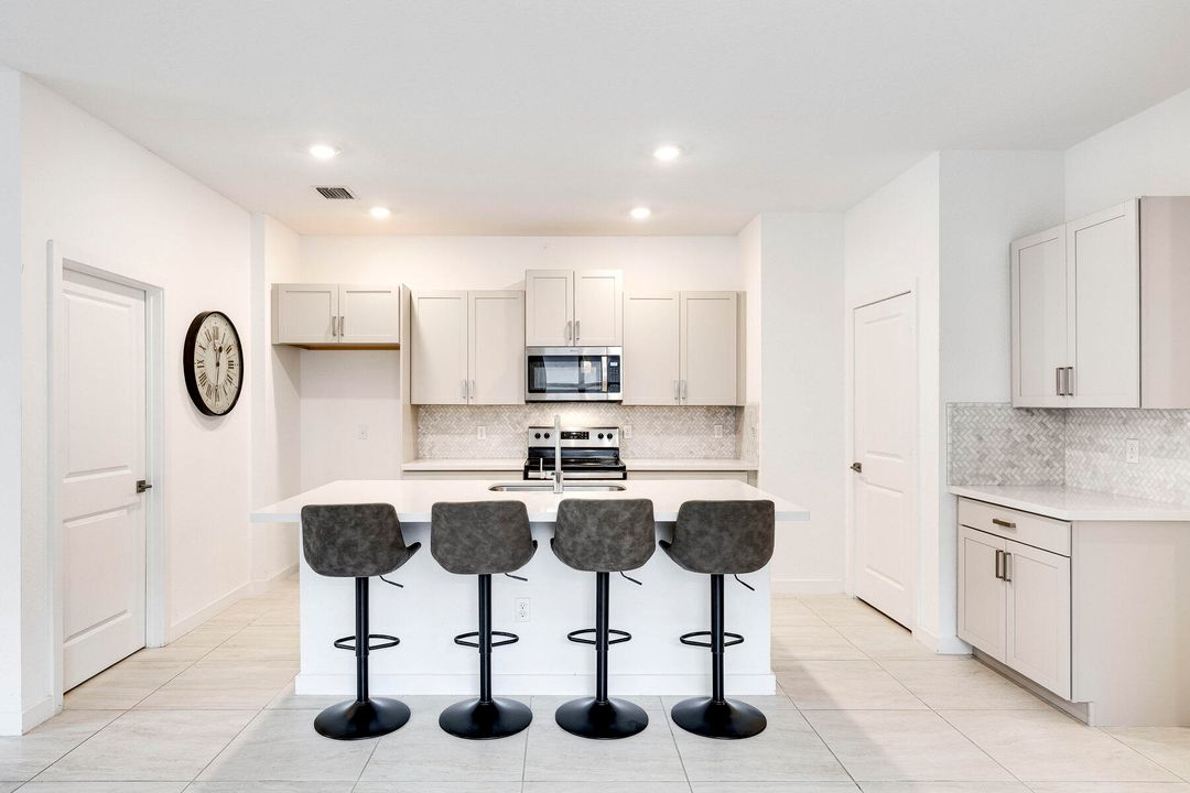 待售: $550,000 (4 贝兹, 2 浴室, 1733 平方英尺)