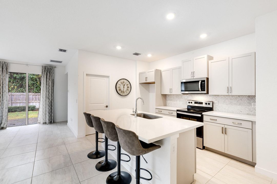 待售: $550,000 (4 贝兹, 2 浴室, 1733 平方英尺)