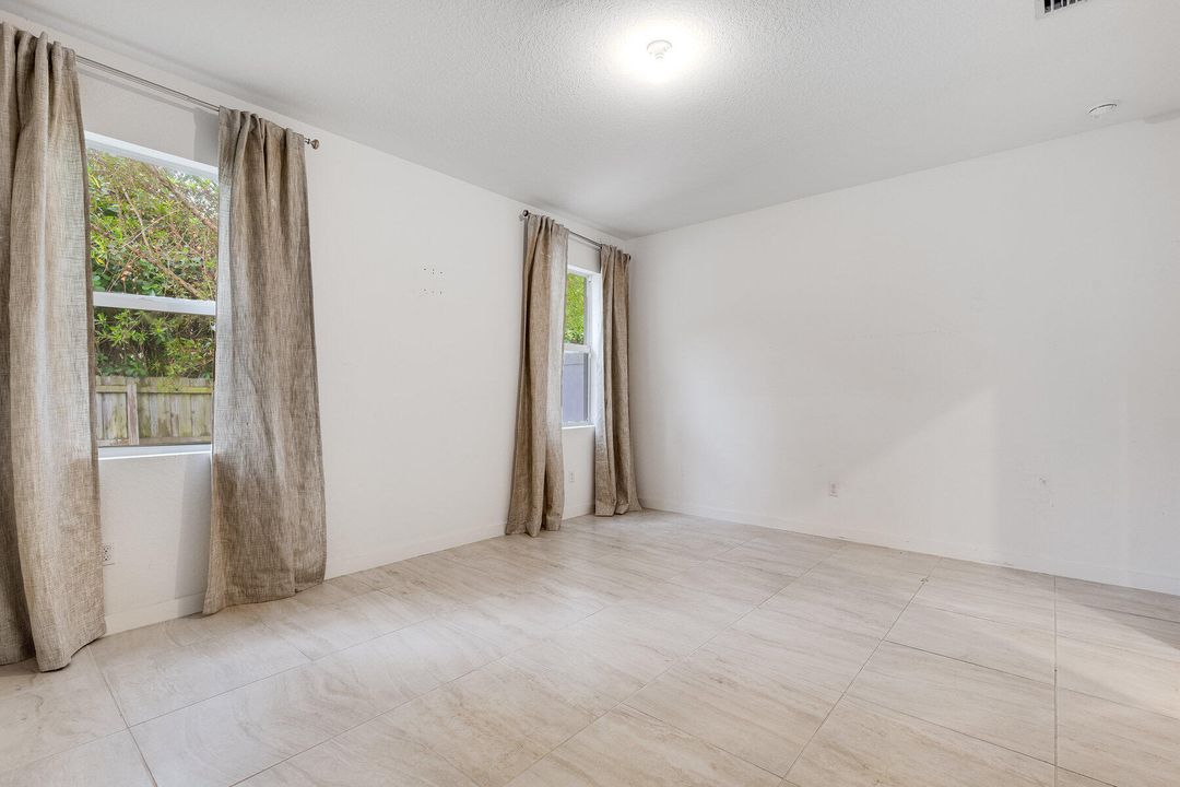 待售: $550,000 (4 贝兹, 2 浴室, 1733 平方英尺)