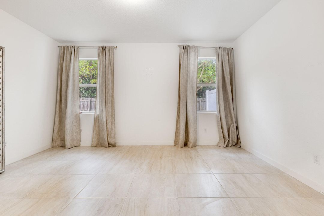 待售: $550,000 (4 贝兹, 2 浴室, 1733 平方英尺)