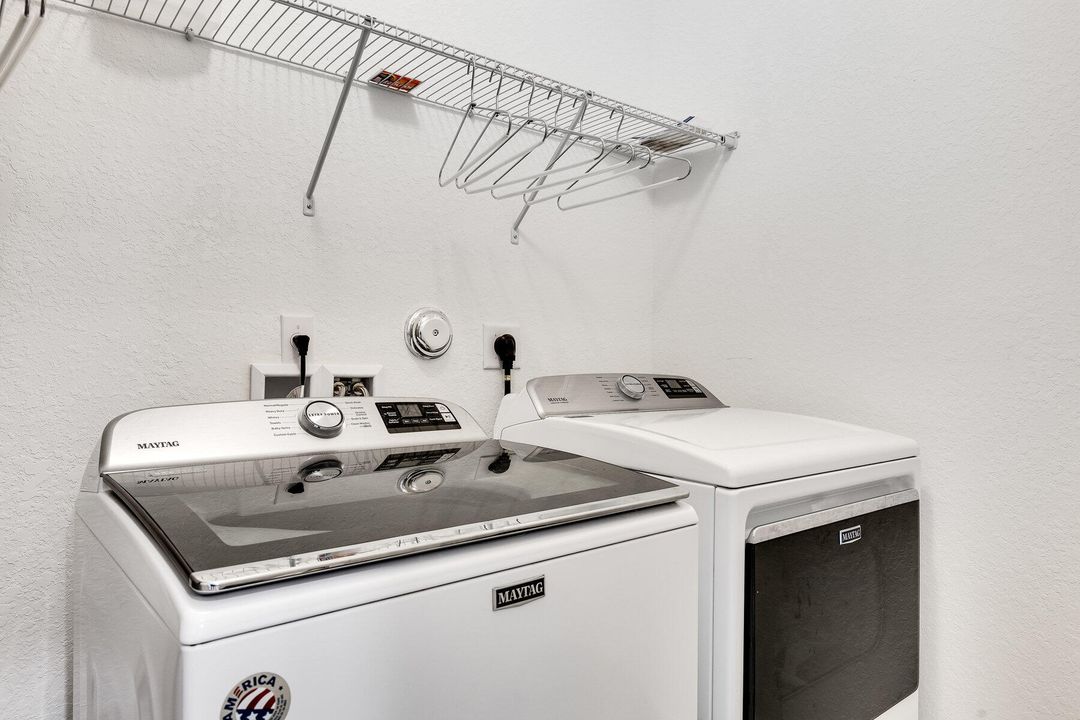 待售: $550,000 (4 贝兹, 2 浴室, 1733 平方英尺)