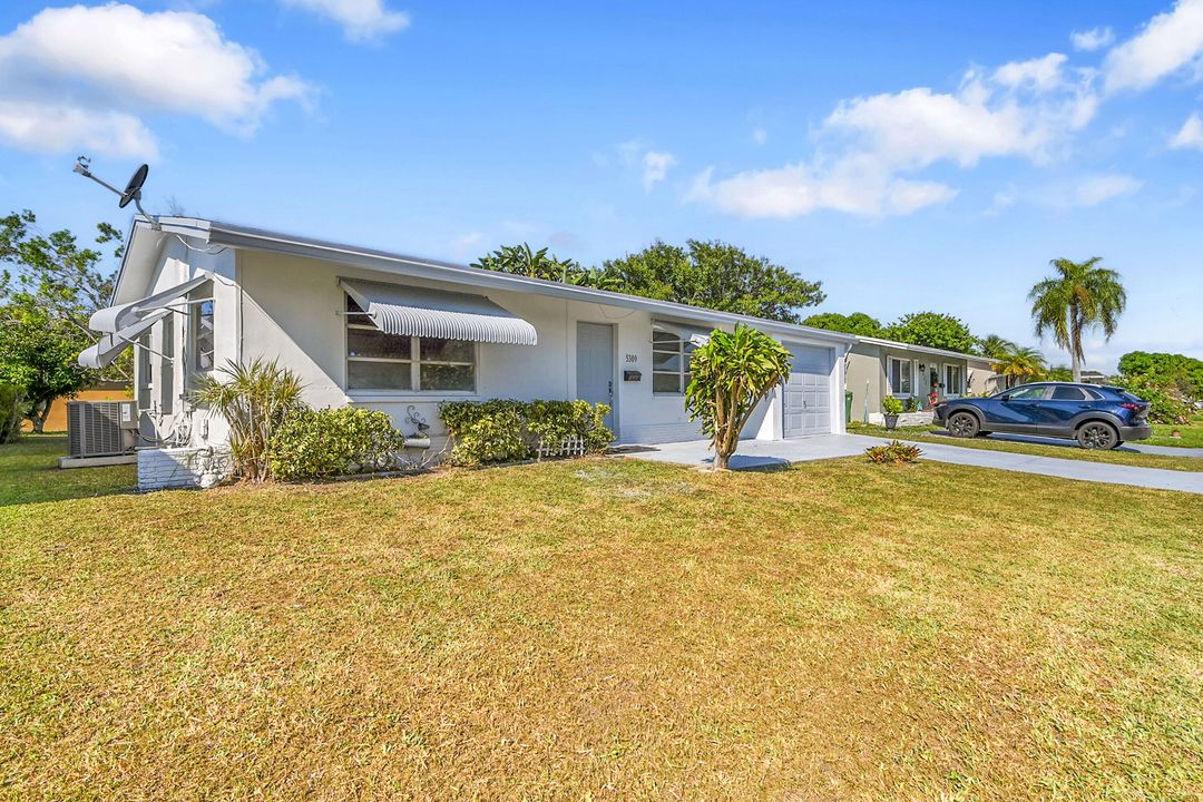 For Sale: $299,900 (2 beds, 1 baths, 1007 Square Feet)