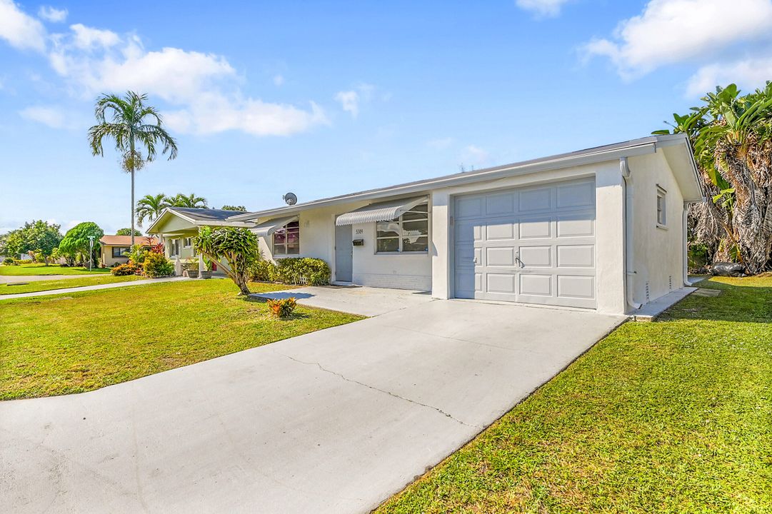 For Sale: $299,900 (2 beds, 1 baths, 1007 Square Feet)