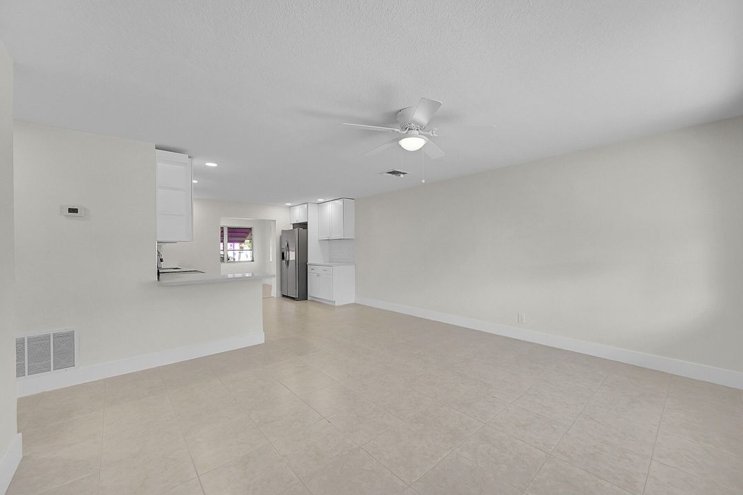 For Sale: $299,900 (2 beds, 1 baths, 1007 Square Feet)