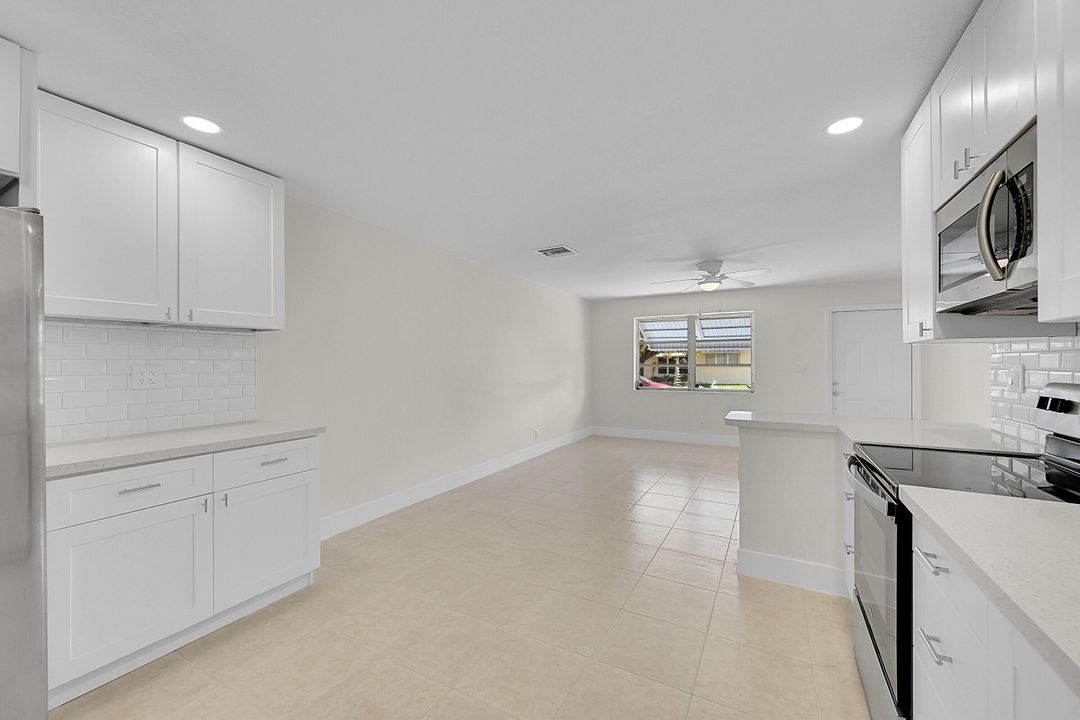 For Sale: $299,900 (2 beds, 1 baths, 1007 Square Feet)