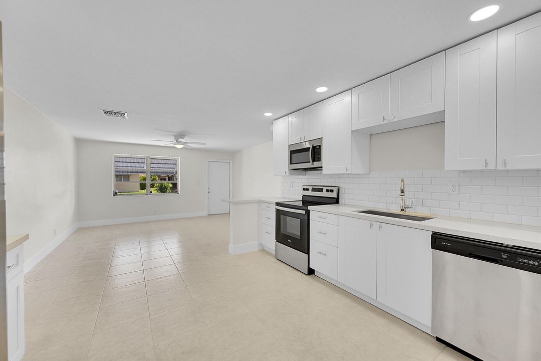 For Sale: $299,900 (2 beds, 1 baths, 1007 Square Feet)