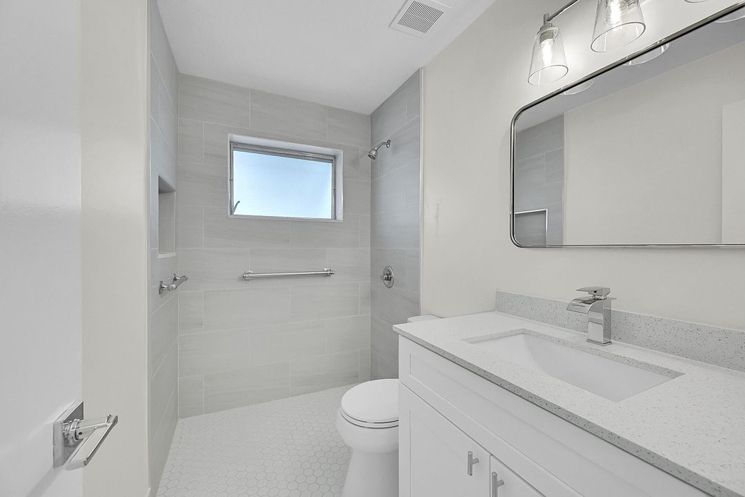 For Sale: $299,900 (2 beds, 1 baths, 1007 Square Feet)