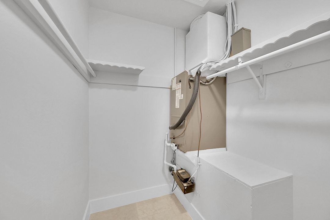 For Sale: $299,900 (2 beds, 1 baths, 1007 Square Feet)