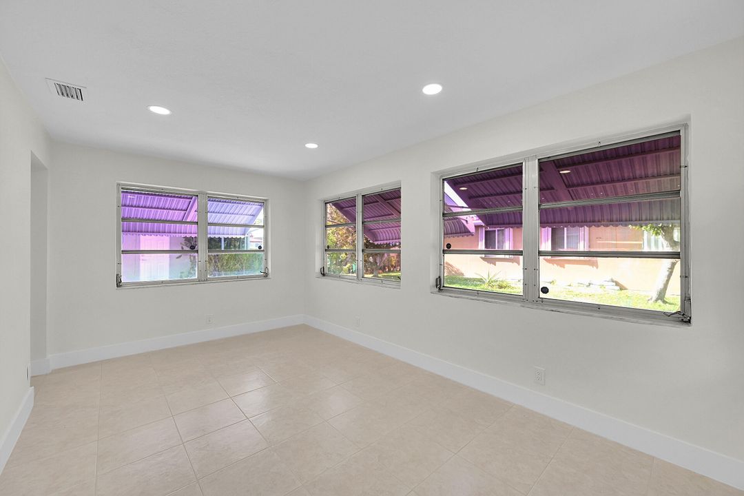 For Sale: $299,900 (2 beds, 1 baths, 1007 Square Feet)