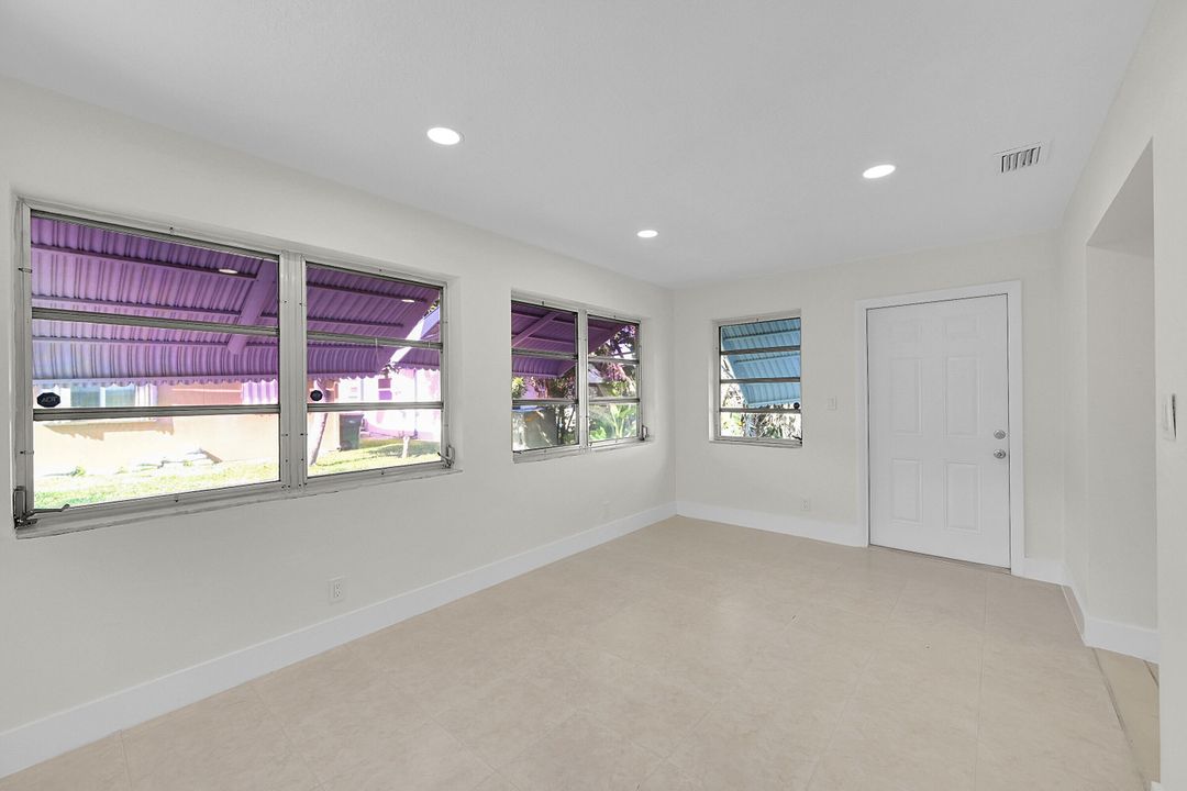 For Sale: $299,900 (2 beds, 1 baths, 1007 Square Feet)