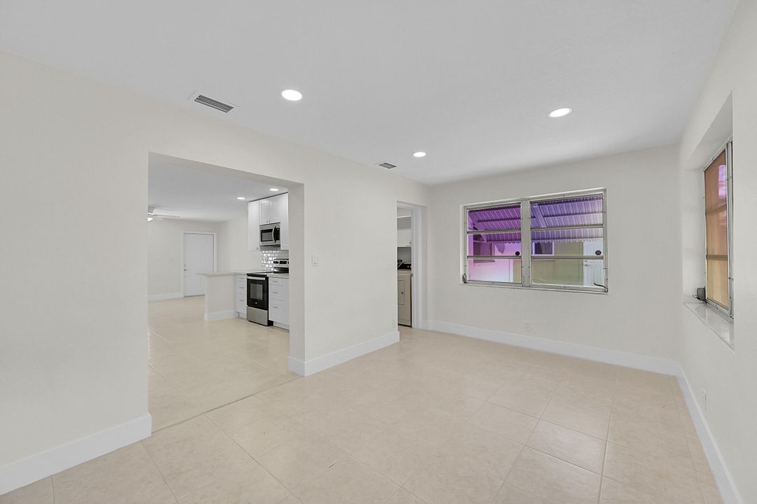 For Sale: $299,900 (2 beds, 1 baths, 1007 Square Feet)