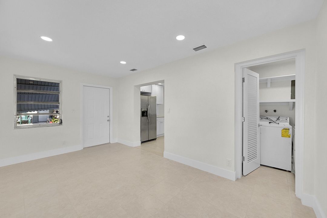 For Sale: $299,900 (2 beds, 1 baths, 1007 Square Feet)