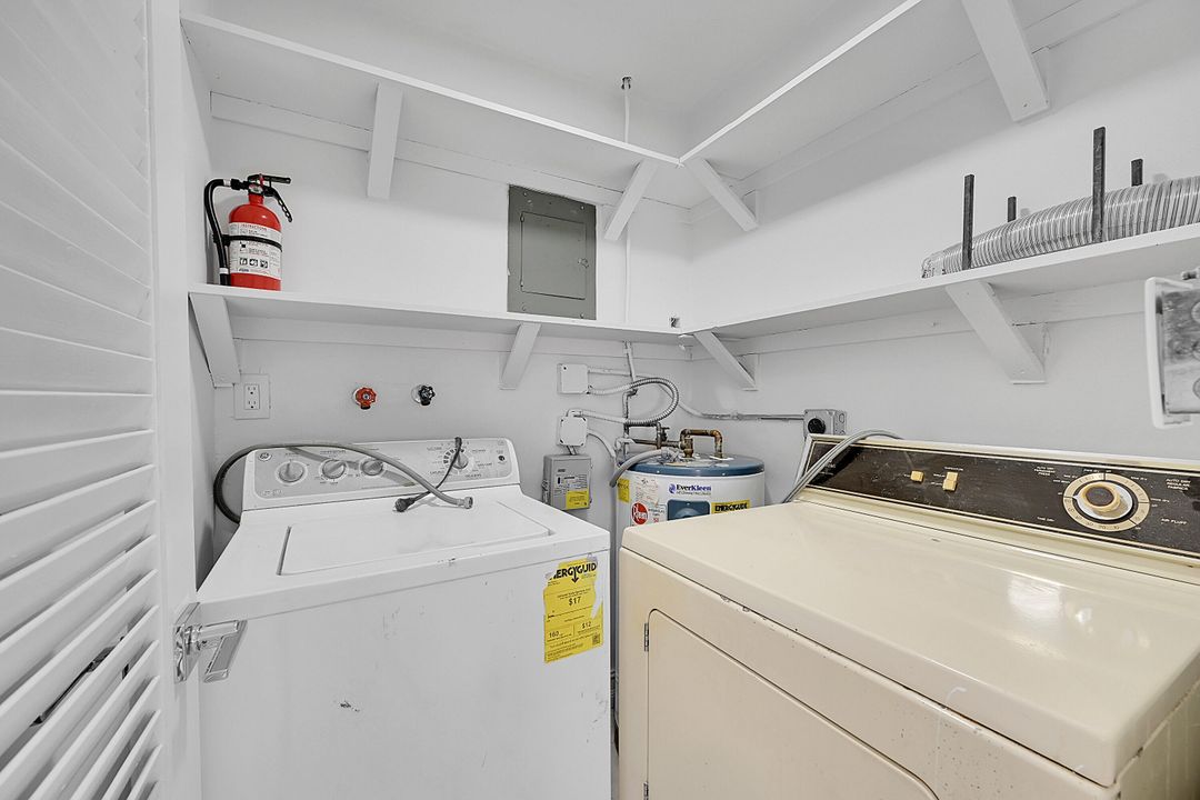 For Sale: $299,900 (2 beds, 1 baths, 1007 Square Feet)