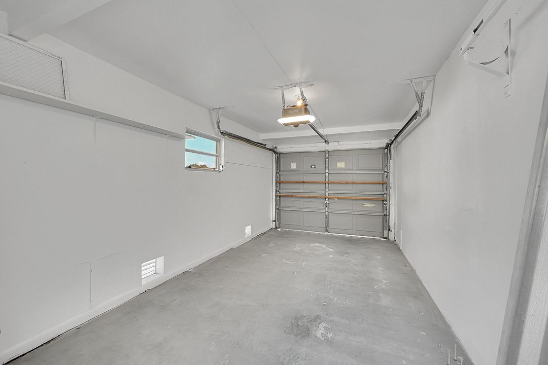 For Sale: $299,900 (2 beds, 1 baths, 1007 Square Feet)