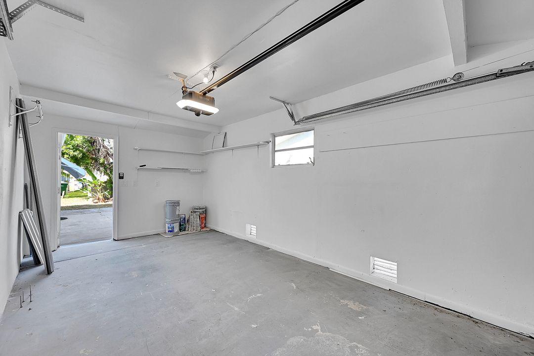 For Sale: $299,900 (2 beds, 1 baths, 1007 Square Feet)