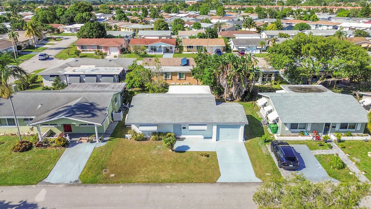 For Sale: $299,900 (2 beds, 1 baths, 1007 Square Feet)