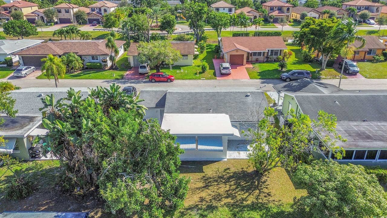 For Sale: $299,900 (2 beds, 1 baths, 1007 Square Feet)