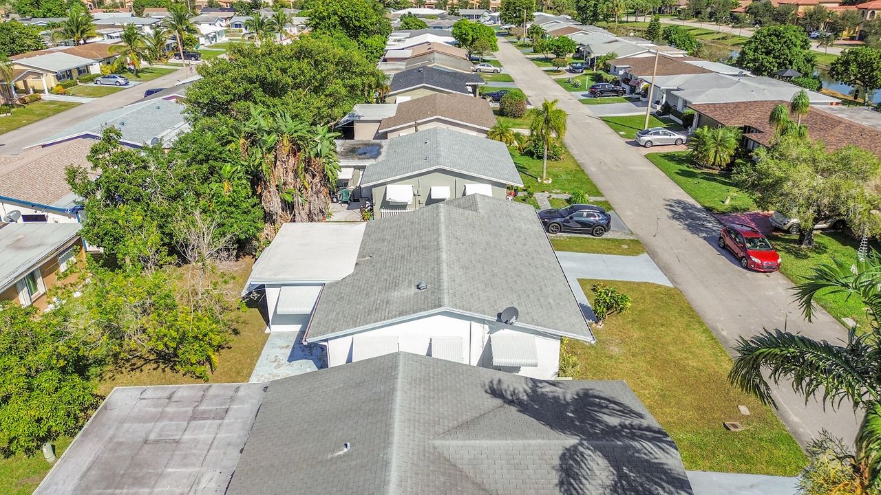 For Sale: $299,900 (2 beds, 1 baths, 1007 Square Feet)