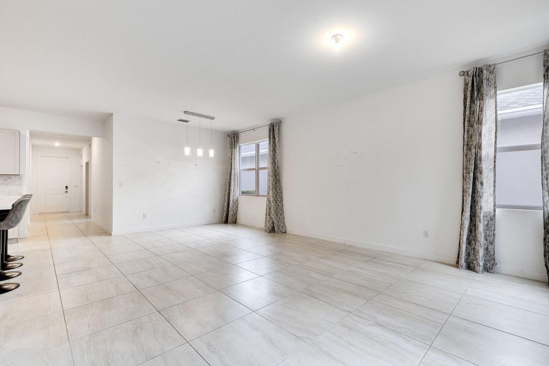 待售: $550,000 (4 贝兹, 2 浴室, 1733 平方英尺)