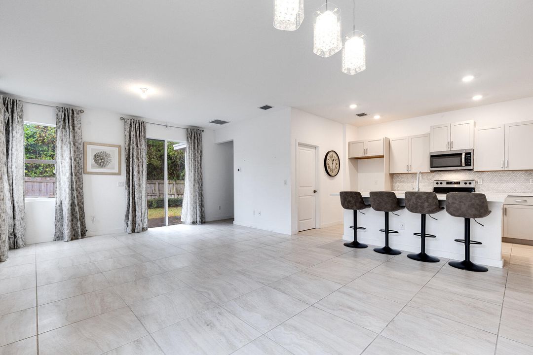 待售: $550,000 (4 贝兹, 2 浴室, 1733 平方英尺)