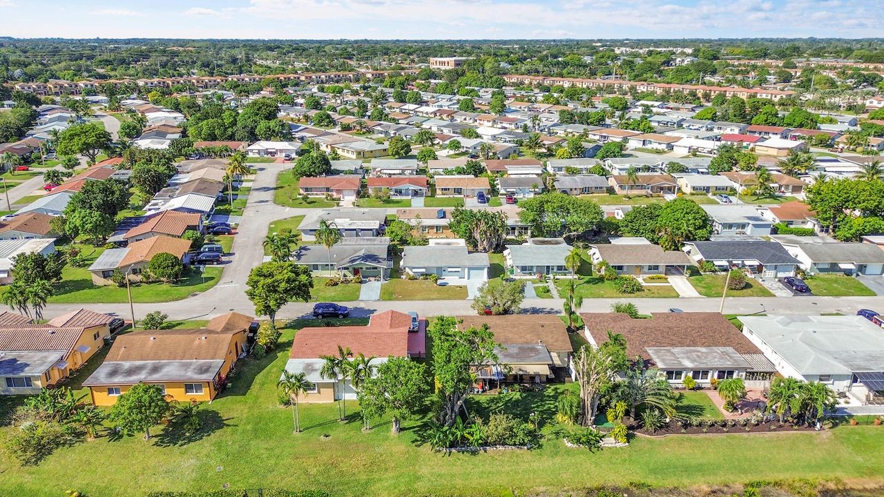 For Sale: $299,900 (2 beds, 1 baths, 1007 Square Feet)