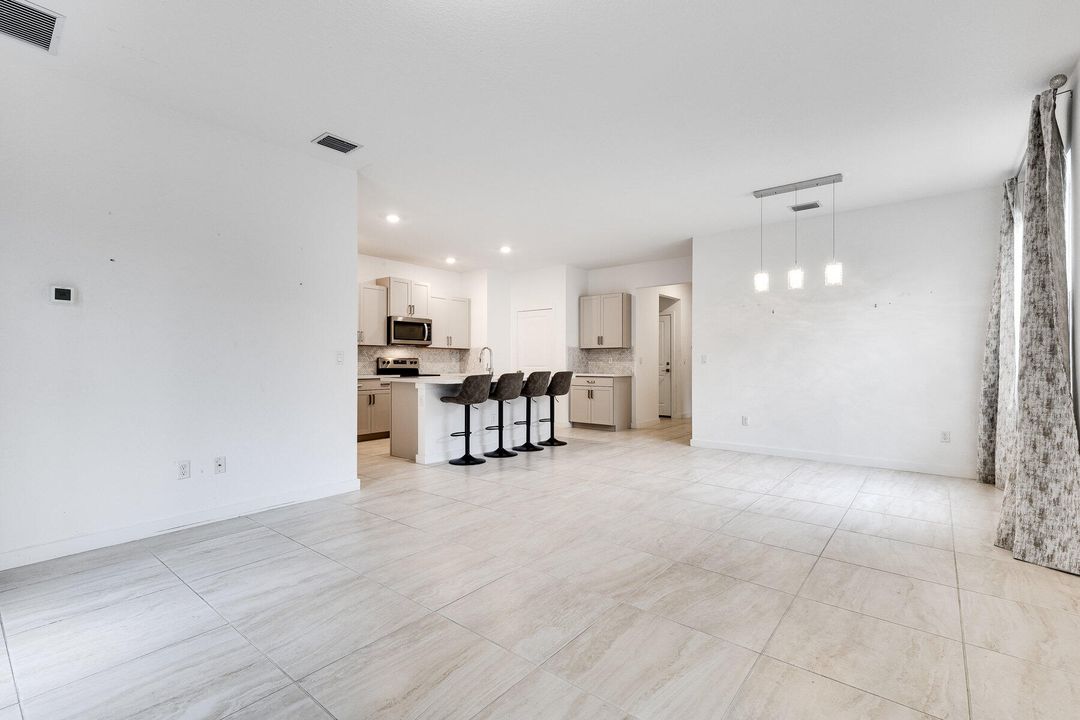 待售: $550,000 (4 贝兹, 2 浴室, 1733 平方英尺)