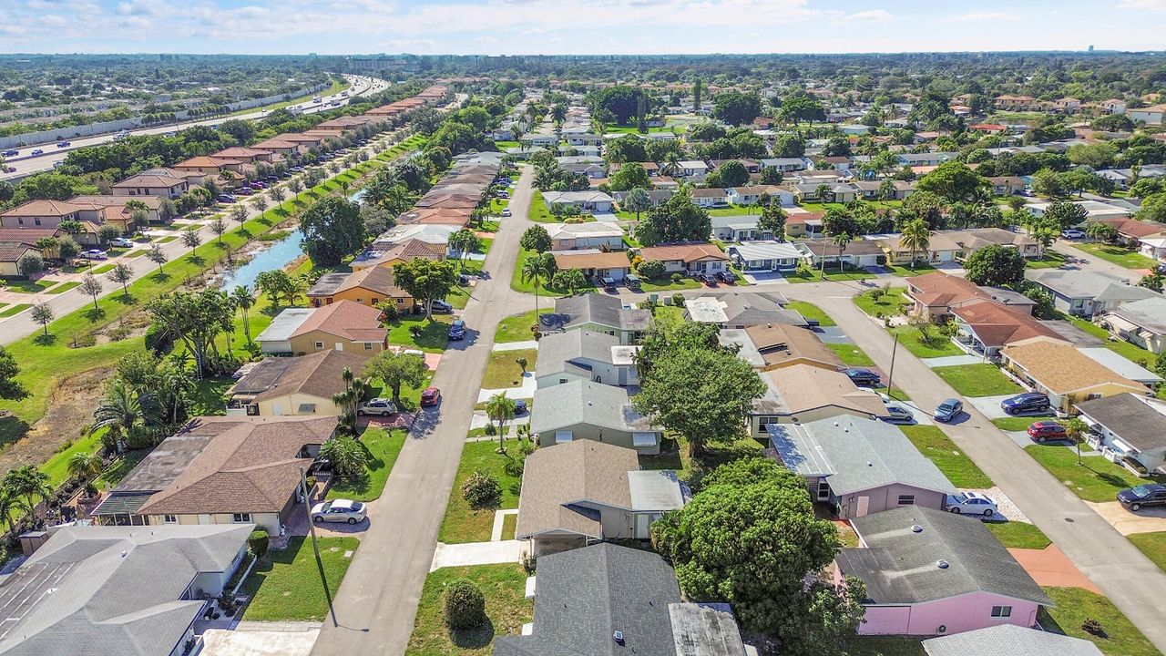 For Sale: $299,900 (2 beds, 1 baths, 1007 Square Feet)