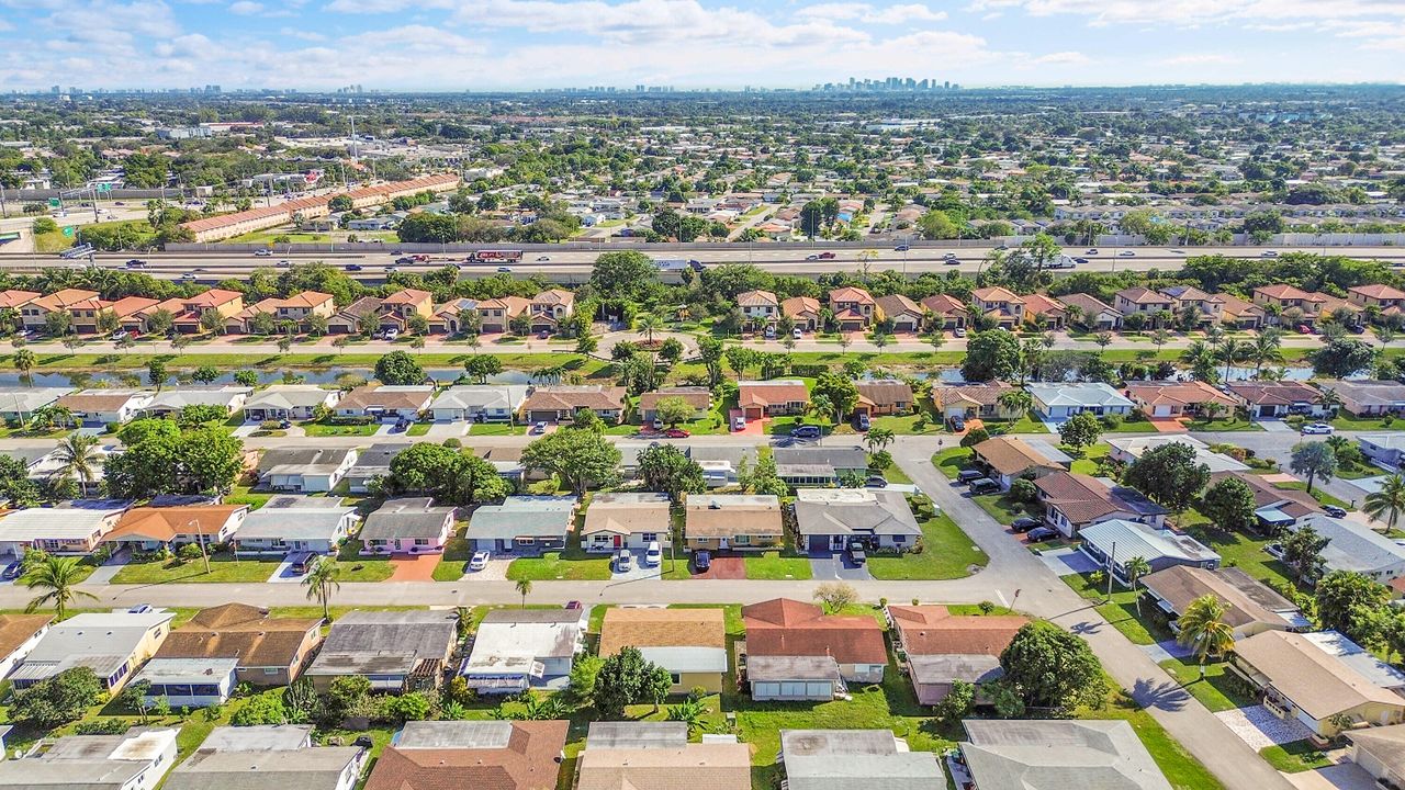 For Sale: $299,900 (2 beds, 1 baths, 1007 Square Feet)