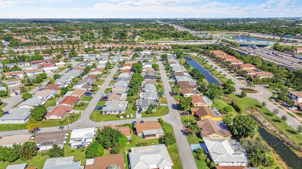 For Sale: $299,900 (2 beds, 1 baths, 1007 Square Feet)