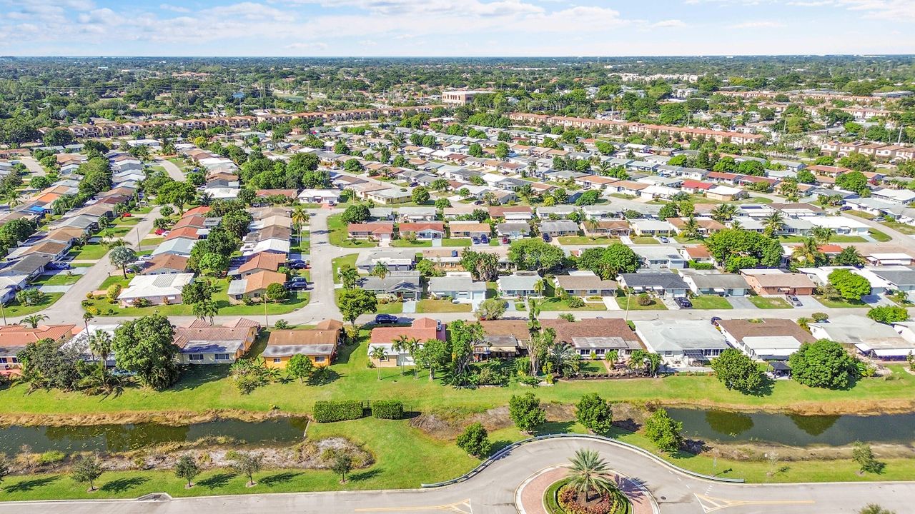 For Sale: $299,900 (2 beds, 1 baths, 1007 Square Feet)