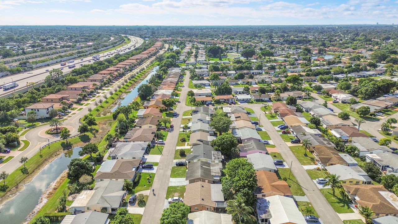 For Sale: $299,900 (2 beds, 1 baths, 1007 Square Feet)