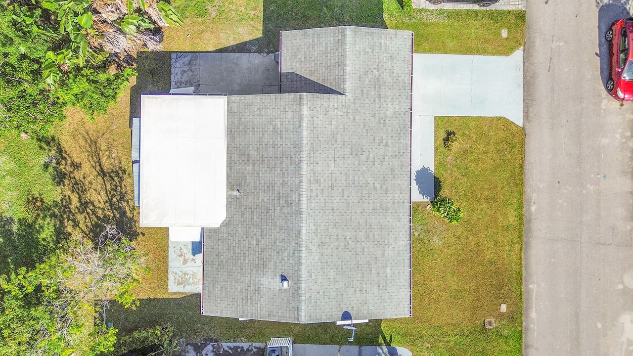 For Sale: $299,900 (2 beds, 1 baths, 1007 Square Feet)