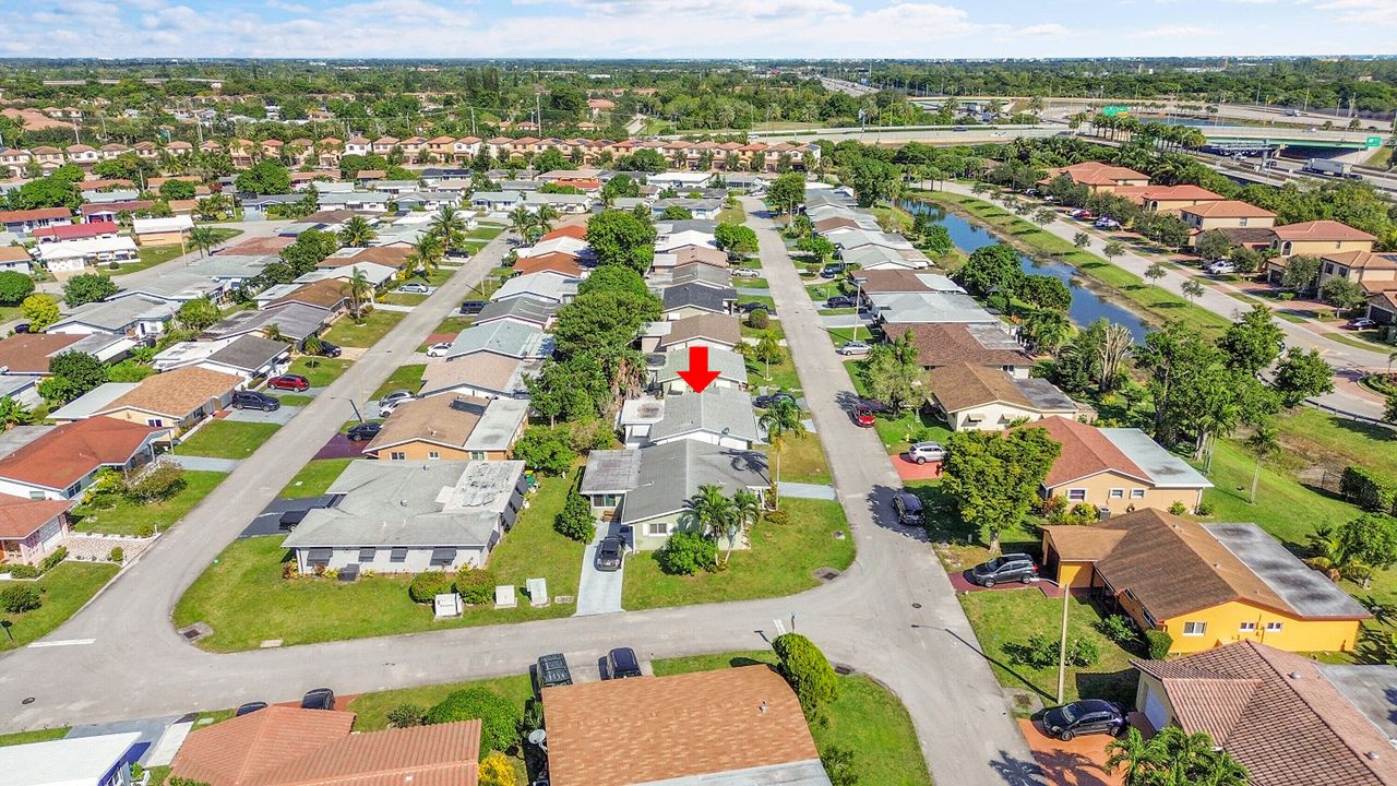 For Sale: $299,900 (2 beds, 1 baths, 1007 Square Feet)