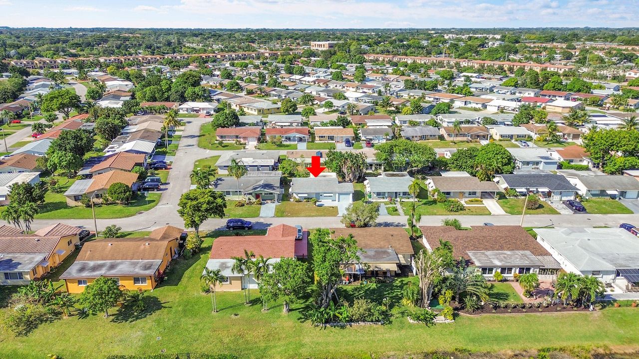 For Sale: $299,900 (2 beds, 1 baths, 1007 Square Feet)