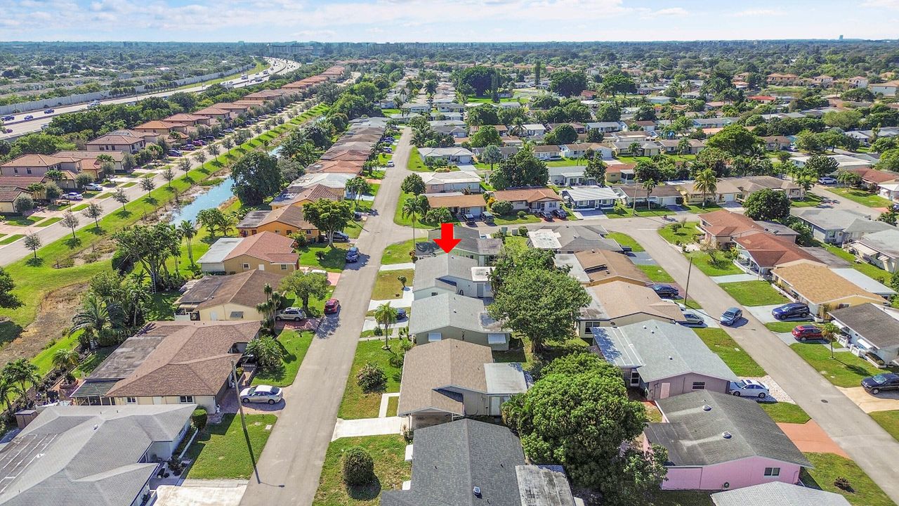 For Sale: $299,900 (2 beds, 1 baths, 1007 Square Feet)