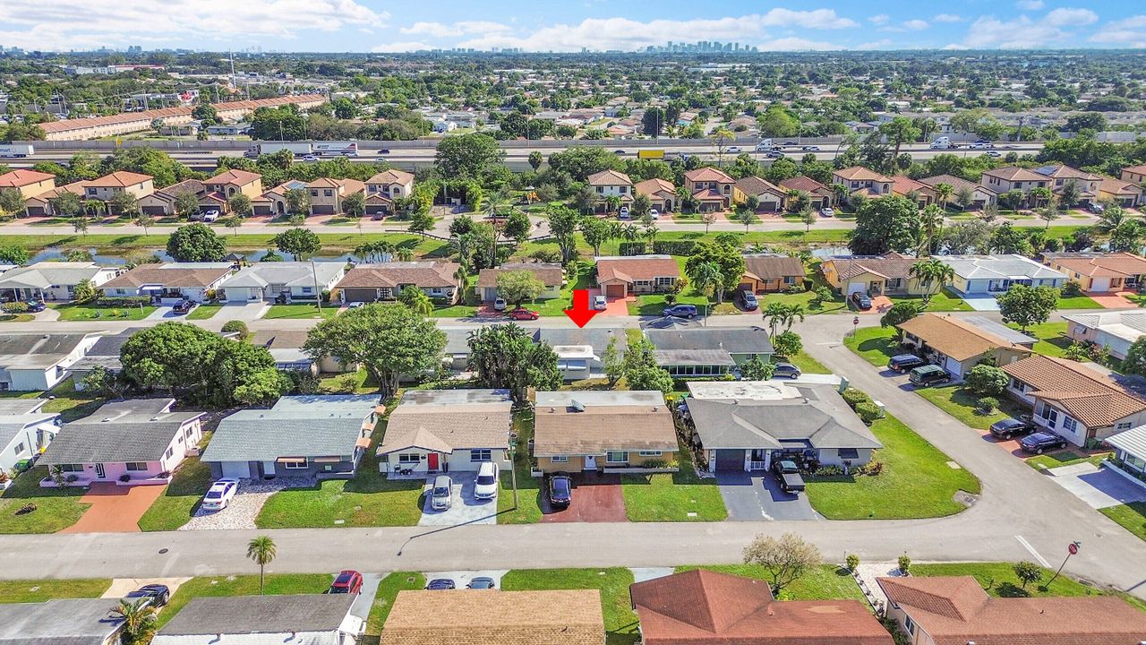 For Sale: $299,900 (2 beds, 1 baths, 1007 Square Feet)