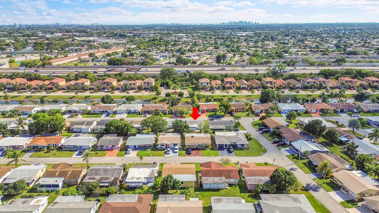 For Sale: $299,900 (2 beds, 1 baths, 1007 Square Feet)