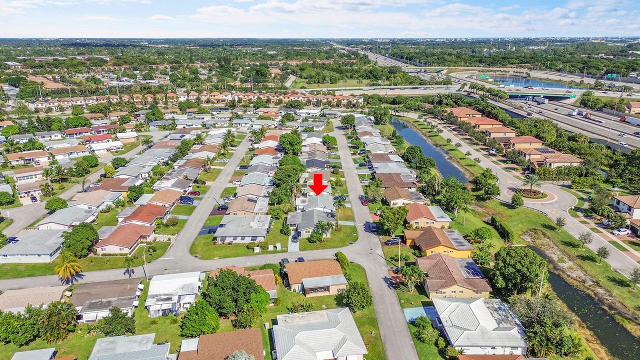 For Sale: $299,900 (2 beds, 1 baths, 1007 Square Feet)