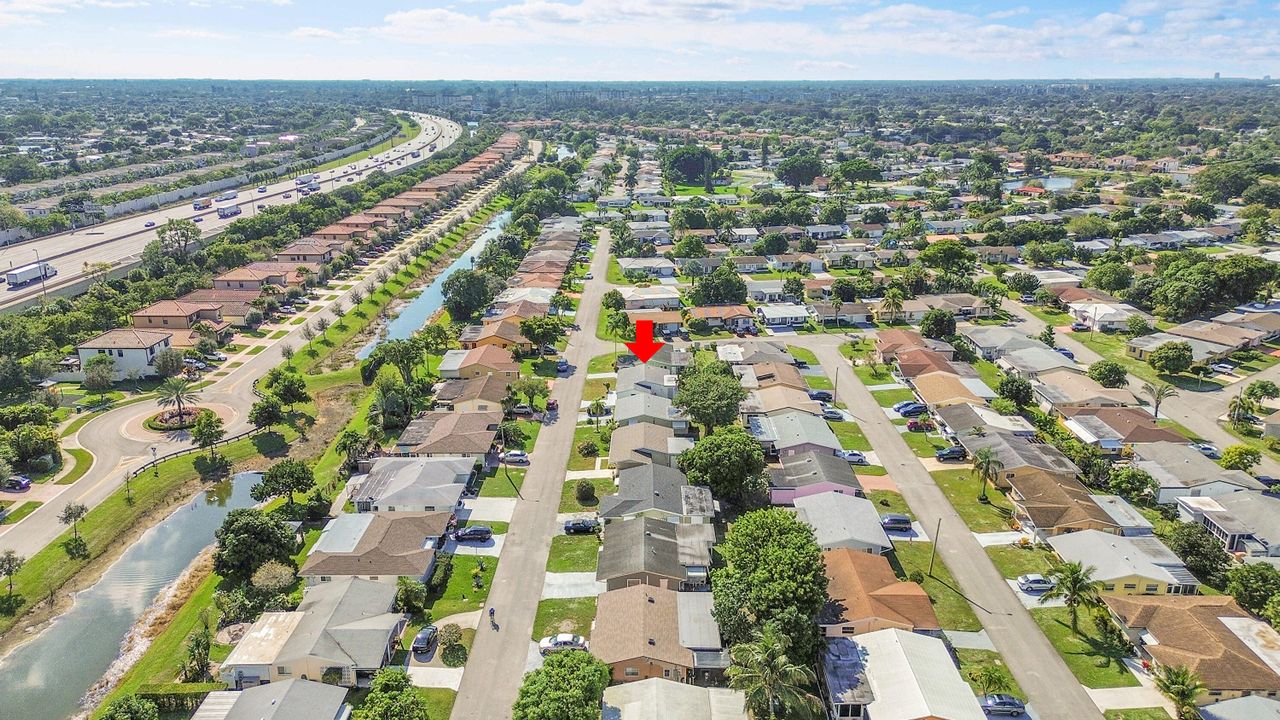 For Sale: $299,900 (2 beds, 1 baths, 1007 Square Feet)