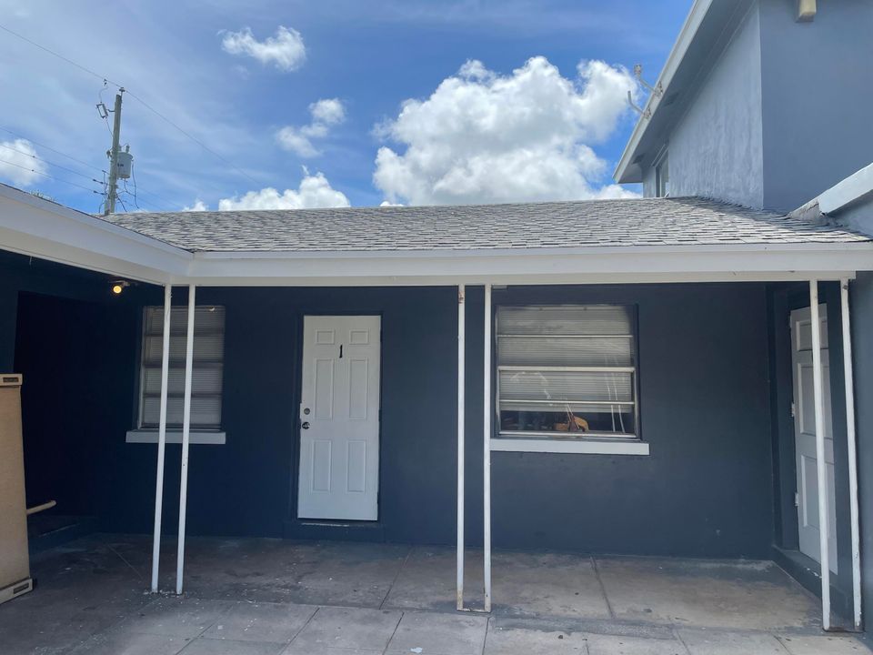 For Rent: $2,000 (2 beds, 1 baths, 848 Square Feet)