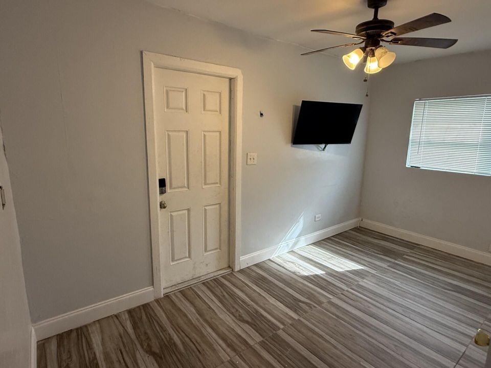 For Rent: $2,000 (2 beds, 1 baths, 848 Square Feet)