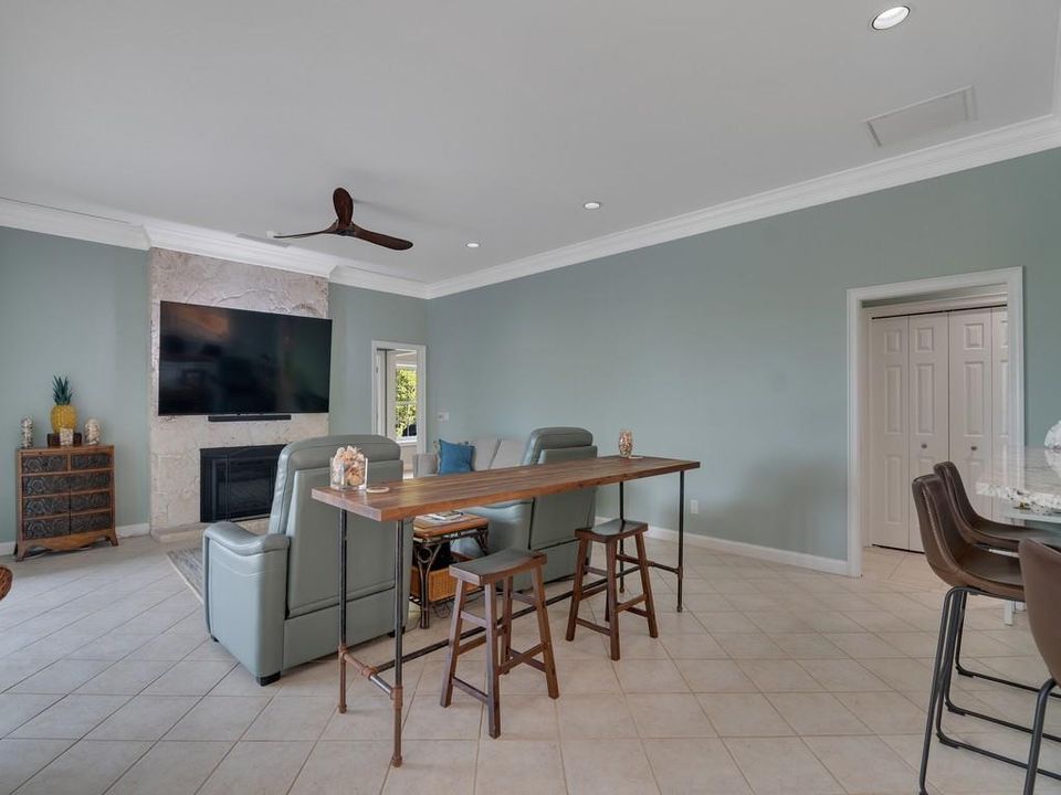 En Venta: $2,395,000 (4 camas, 3 baños, 2691 Pies cuadrados)