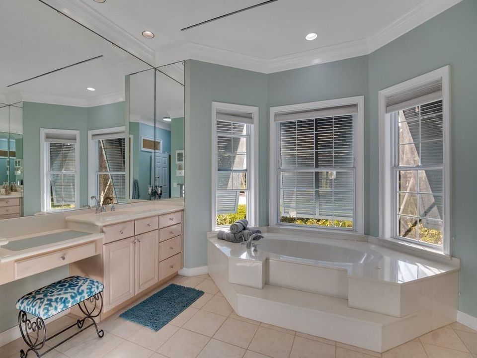 En Venta: $2,395,000 (4 camas, 3 baños, 2691 Pies cuadrados)