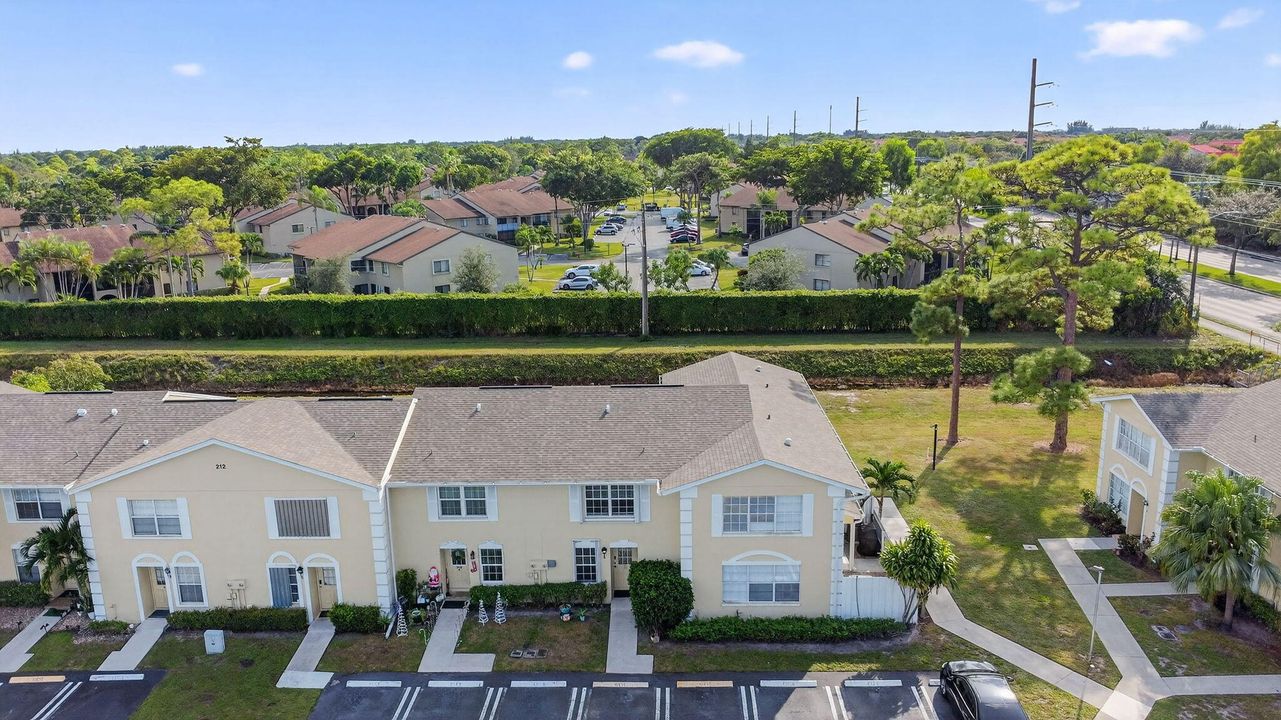 待售: $329,000 (2 贝兹, 2 浴室, 1195 平方英尺)