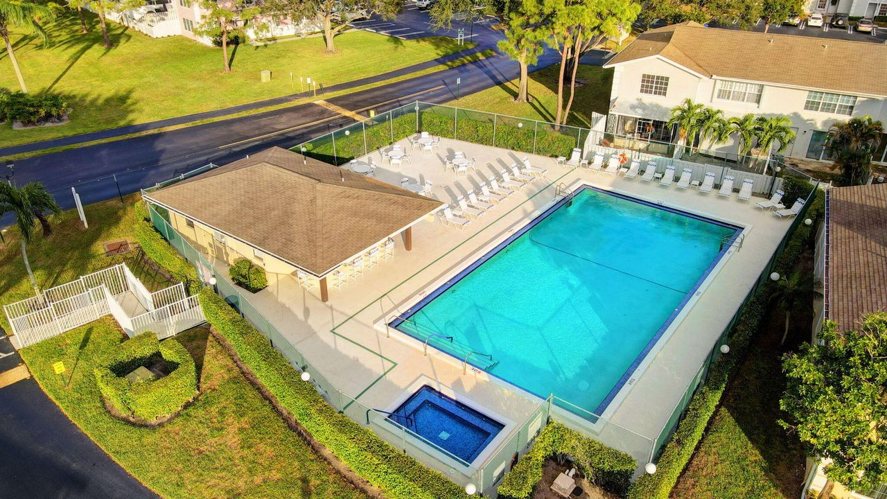 待售: $329,000 (2 贝兹, 2 浴室, 1195 平方英尺)