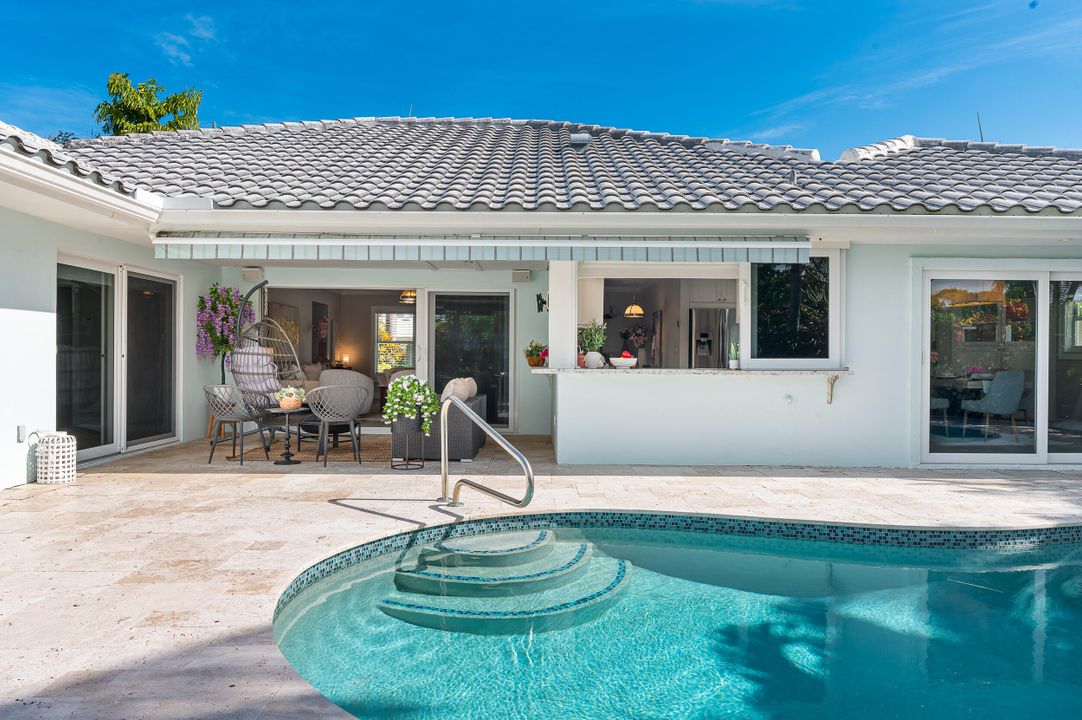 合同活跃: $1,975,000 (3 贝兹, 2 浴室, 1679 平方英尺)