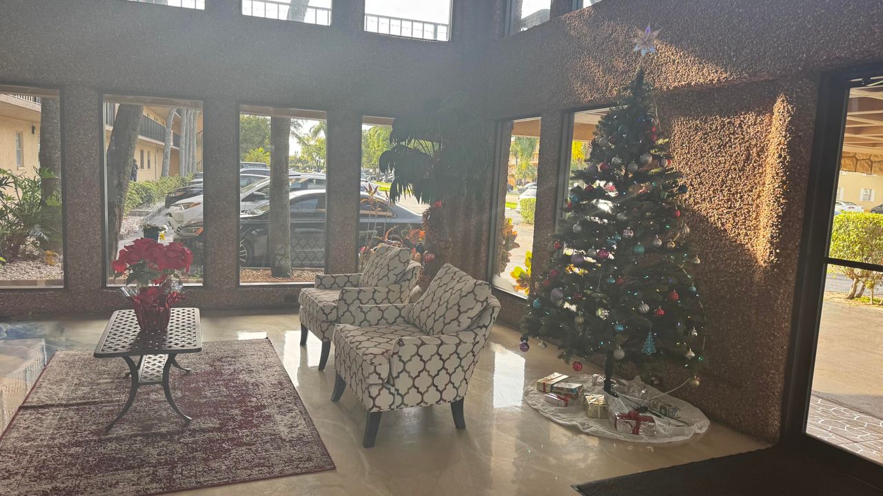 Active With Contract: $1,650 (1 beds, 1 baths, 741 Square Feet)