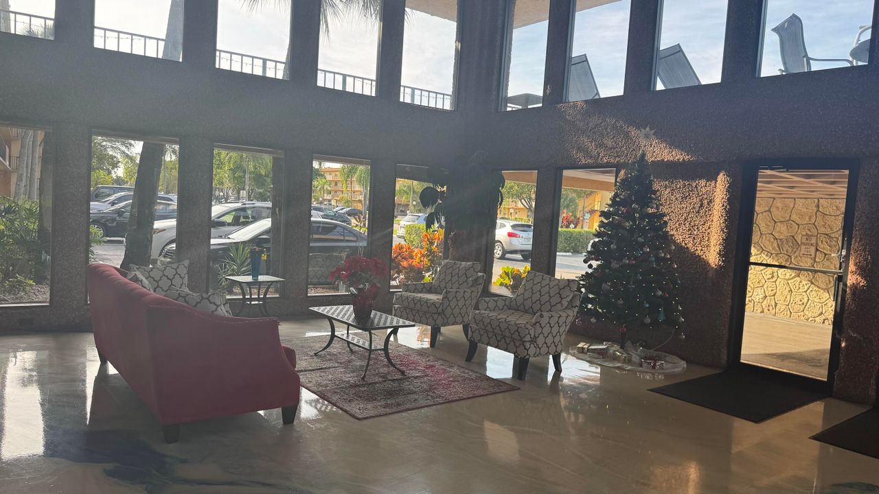 Active With Contract: $1,650 (1 beds, 1 baths, 741 Square Feet)