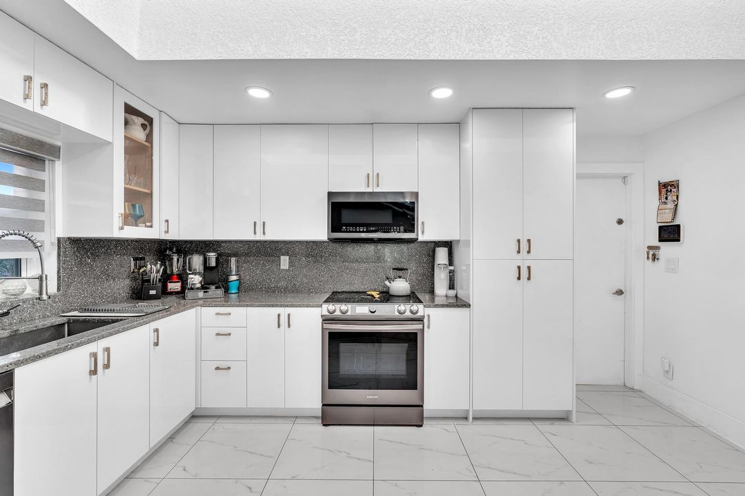 待售: $930,000 (3 贝兹, 3 浴室, 2363 平方英尺)